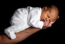6 reasons why your baby wakes up in the mid of the night