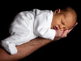 6 reasons why your baby wakes up in the mid of the night