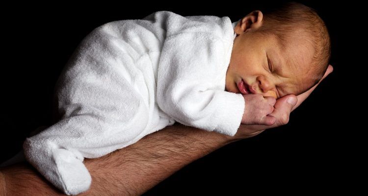 6 reasons why your baby wakes up in the mid of the night